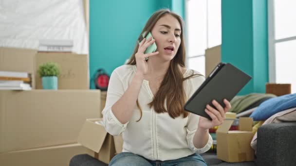 Mladá Krásná Hispánská Žena Mluví Smartphone Pomocí Touchpad Novém Domově — Stock video