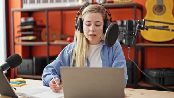 Νεαρή Ξανθιά Δημοσιογράφος Ραδιοφωνική Εκπομπή Στο Στούντιο Μουσικής — Αρχείο Βίντεο