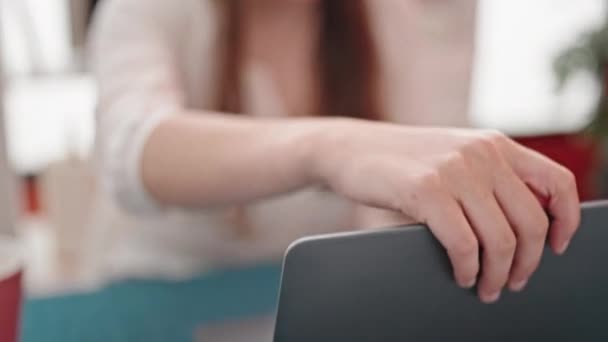 Młoda Piękna Latynoska Kobieta Pomocą Laptopa Siedzi Stole Jadalni — Wideo stockowe