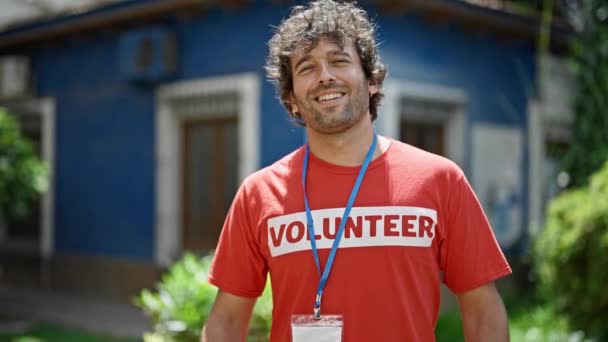 Joven Activista Hispano Con Uniforme Voluntario Haciendo Gesto Corazón Parque — Vídeos de Stock