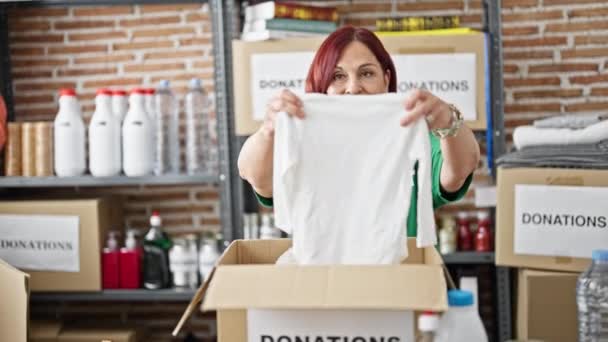 Mujer Mediana Edad Paquete Ropa Embalaje Voluntario Para Donar Centro — Vídeos de Stock
