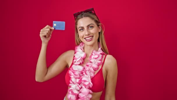 Jovem Loira Turista Segurando Cartão Crédito Com Expressão Vencedora Sobre — Vídeo de Stock