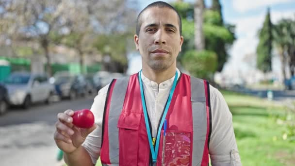Jovem Hispânico Voluntário Sorrindo Segurando Coração Vermelho Para Doação Sangue — Vídeo de Stock