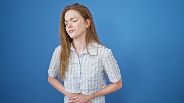 Mladá Blondýna Žena Trpí Menstruační Bolesti Stojící Nad Izolovaným Modrým — Stock video
