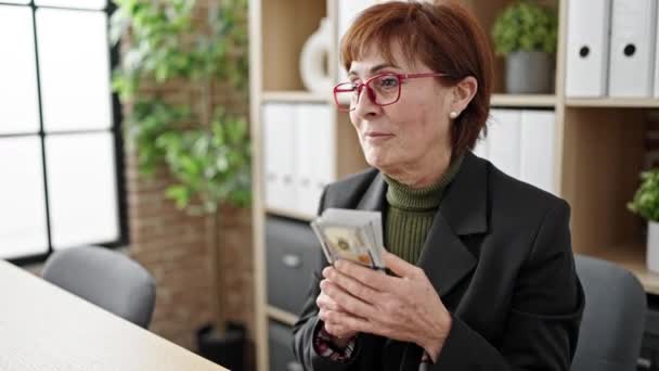 Starší Hispánská Žena Obchodní Pracovník Počítání Dolarů Úřadu — Stock video