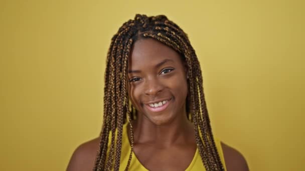 Africano Americano Mulher Sorrindo Confiante Segurando Coração Sobre Olho Sobre — Vídeo de Stock