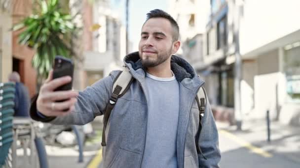 Hombre Hispano Sonriendo Confiado Tomando Fotos Con Smartphone Calle — Vídeo de stock