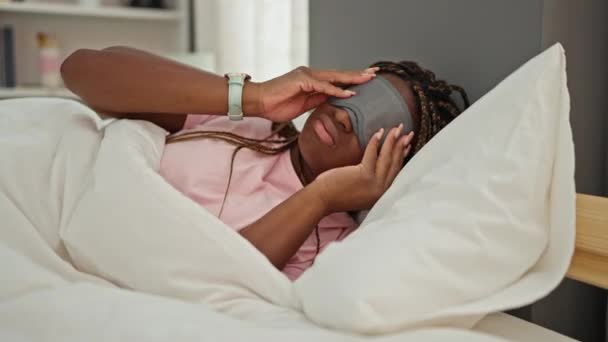 Uyku Maskesi Takan Afrikalı Amerikalı Kadın Yatak Odasında Gürültü Için — Stok video