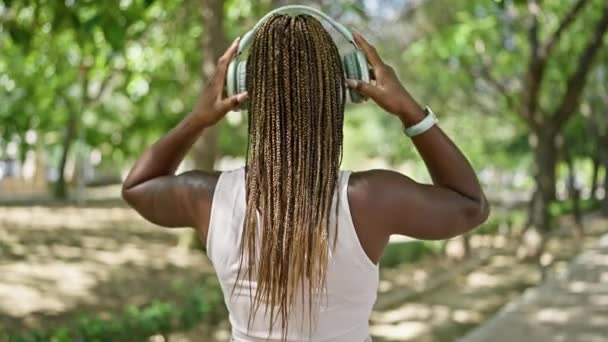 Африканська Американка Слухає Музику Посміхаючись Парку — стокове відео