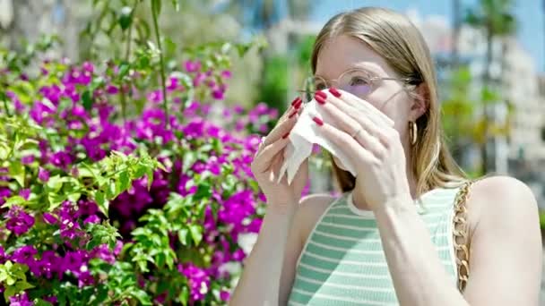 Mujer Rubia Joven Estornudando Por Alergia Parque — Vídeos de Stock