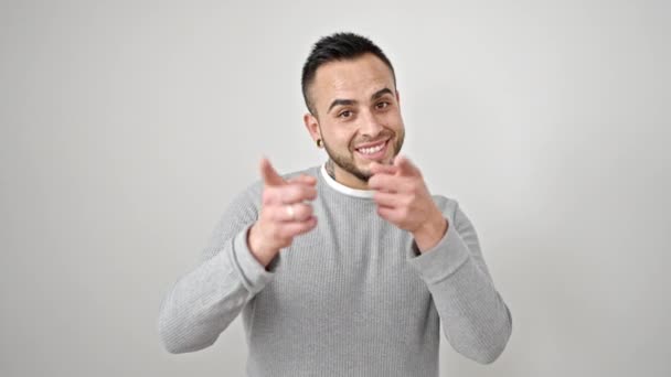 Homem Hispânico Sorrindo Confiante Apontando Com Dedos Para Câmera Sobre — Vídeo de Stock