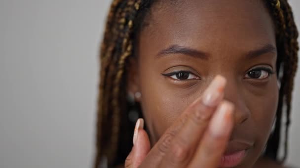 Afrikaanse Amerikaanse Vrouw Masseren Donkere Cirkel Geïsoleerde Witte Achtergrond — Stockvideo