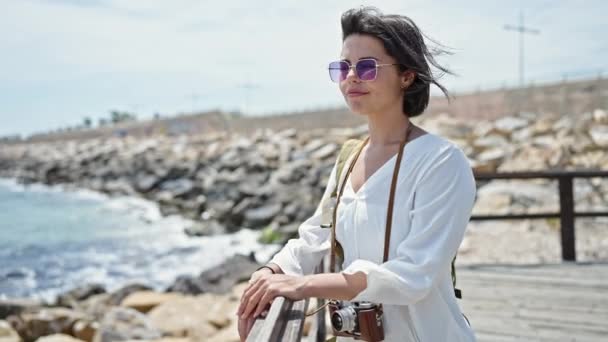 年轻美丽的惊慌失措的女游客带着自信的背包在海滨游览 — 图库视频影像