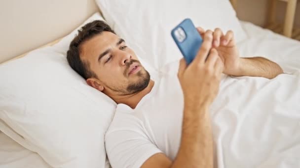 Genç Spanyol Adam Yatak Odasında Uyumak Için Akıllı Telefon Kullanıyor — Stok video