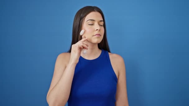 Genç Güzel Spanyol Bir Kadın Yüzüne Masaj Yapıyor Tenini Mavi — Stok video