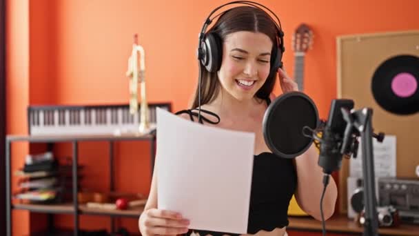 Молода Красива Іспаномовна Жінка Музикант Посміхається Впевнено Співає Пісню Музичній — стокове відео