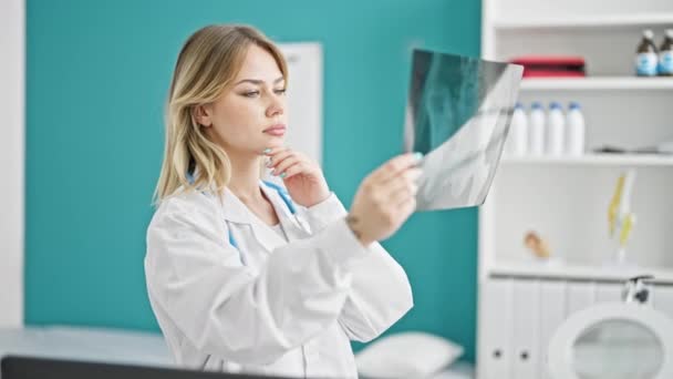 Junge Blonde Ärztin Sucht Röntgenbild Klinik — Stockvideo