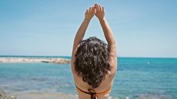 Ung Vacker Latinamerikansk Kvinna Turist Står Baklänges Gör Yoga Motion — Stockvideo