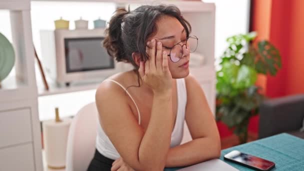 Genç Güzel Spanyol Kadın Yemek Odasında Masada Otururken Strese Girdi — Stok video