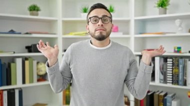 Yanında duran İspanyol öğrenci kütüphane üniversitesinde nasıl ifade edilir bilmiyorum.