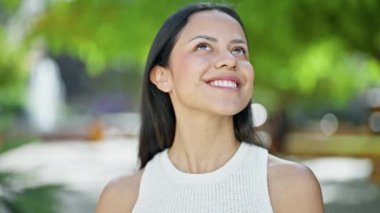 Parkta kendine güvenen güzel, İspanyol bir kadın.