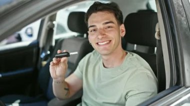 Sokağın ortasında anahtarı tutan genç İspanyol adam.