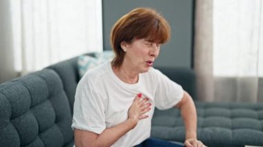 Orta yaşlı bir kadın kalp ağrısı çekiyor.
