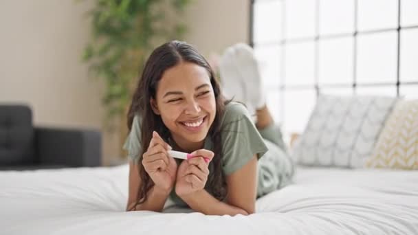 Mujer Afroamericana Sonriendo Confiada Sosteniendo Prueba Embarazo Dormitorio — Vídeo de stock