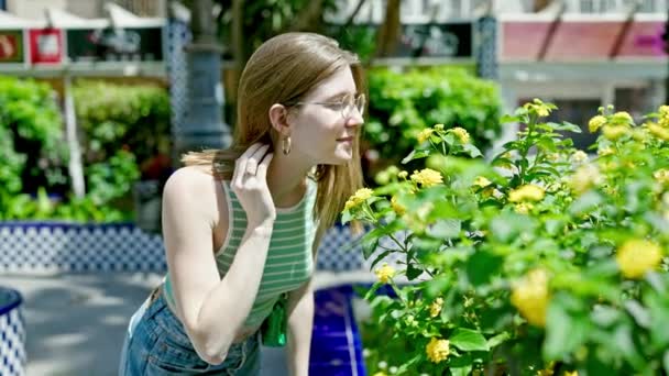 Jovem Loira Cheirando Flores Espirrando Para Alergia Parque — Vídeo de Stock