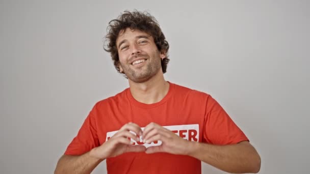 Νεαρός Ισπανός Ακτιβιστής Φορώντας Στολή Εθελοντή Κάνει Χειρονομία Καρδιάς Αγγίζοντας — Αρχείο Βίντεο