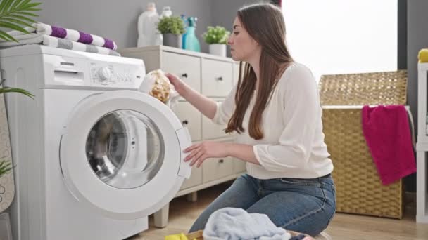 Jovem Bela Mulher Hispânica Lavando Roupas Segurando Shirt Suja Lavanderia — Vídeo de Stock