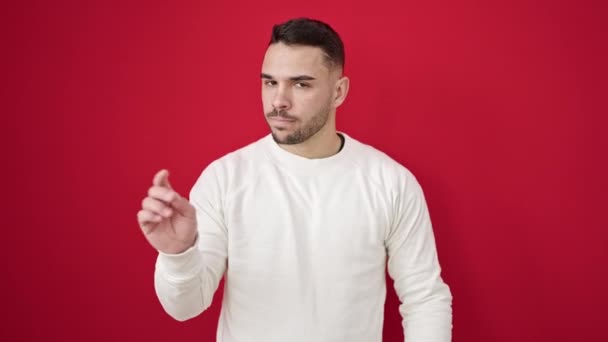 Joven Hispano Diciendo Con Dedo Sobre Fondo Rojo Aislado — Vídeos de Stock
