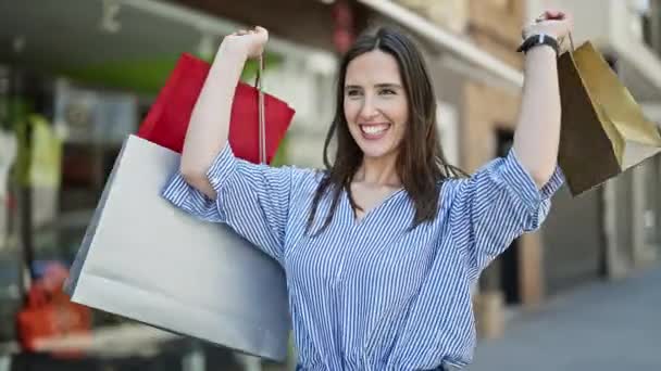 Mladý Krásný Hispánec Žena Usměvavý Jít Nakupovat Držení Tašky Ulici — Stock video