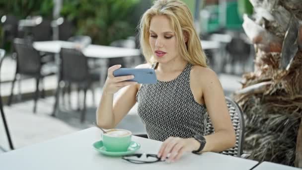 Νεαρή Ξανθιά Γυναίκα Κάνει Φωτογραφία Στον Καφέ Από Smartphone Χαμογελώντας — Αρχείο Βίντεο
