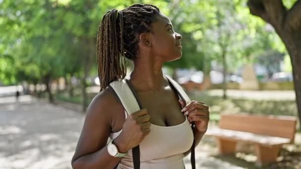 Африканська Американка Туристка Рюкзаку Дивлячись Навколо Парку — стокове відео