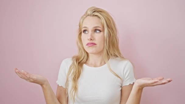 Młoda Blondynka Stojąca Bez Pojęcia Odizolowanym Różowym Tle — Wideo stockowe