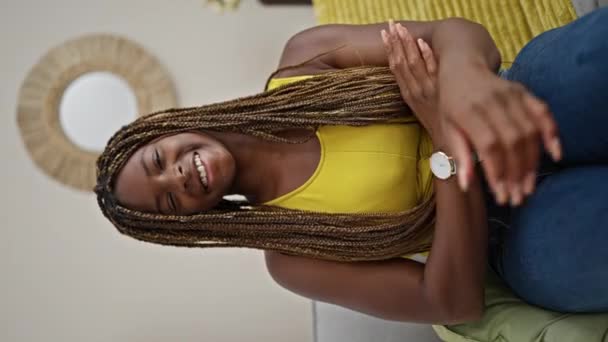 Afroamerykanka Uśmiecha Się Pewnie Siedząc Kanapie Ramionami Skrzyżowanymi Gestem Domu — Wideo stockowe