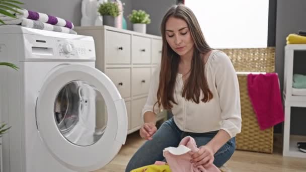 Çamaşır Odasında Çamaşır Yıkayan Genç Güzel Spanyol Kadın — Stok video