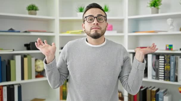 Homem Hispânico Estudante Com Não Sei Expressão Universidade Biblioteca — Vídeo de Stock