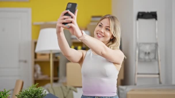 Junge Blonde Frau Macht Selfie Mit Smartphone Neuen Zuhause — Stockvideo