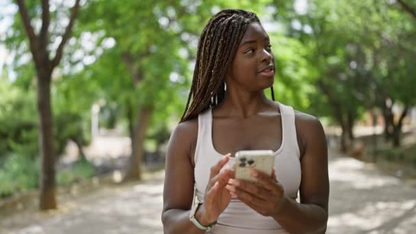 Mujer Afroamericana Usando Smartphone Sonriendo Parque — Vídeos de Stock