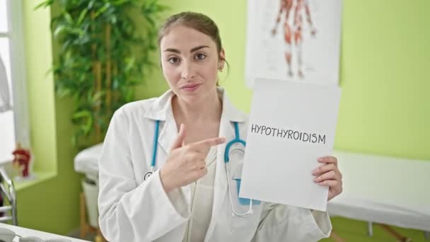 Mladá Krásná Hispánská Žena Lékař Usmívá Sebevědomě Poukazující Hypotyreózu Papíru — Stock video
