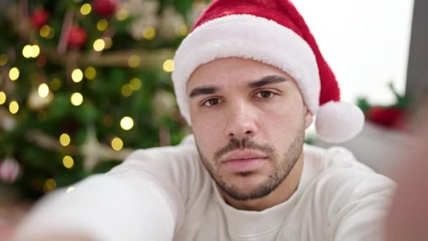 Joven Hispano Recibiendo Videollamada Celebrando Navidad Casa — Vídeo de stock