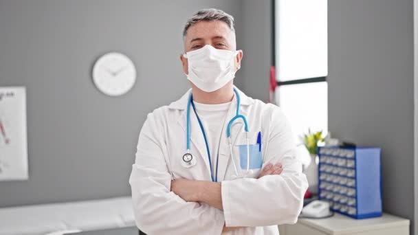 Junger Kaukasischer Arzt Zieht Medizinische Maske Und Lächelt Der Klinik — Stockvideo