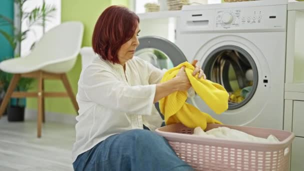 中年妇女在洗衣房做着大拇指向上的手势 微笑着洗衣服 — 图库视频影像