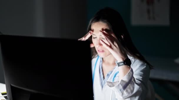 Jovem Bela Mulher Hispânica Médico Estressado Trabalhando Clínica — Vídeo de Stock