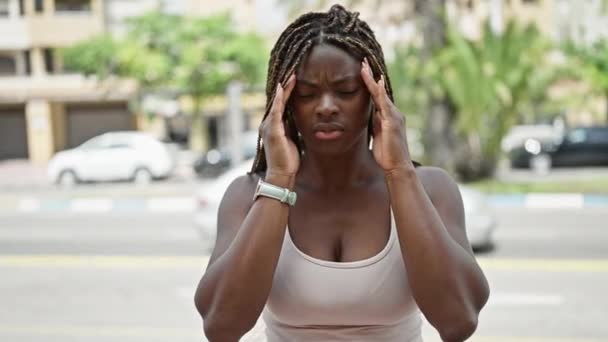 Αφροαμερικανή Που Υποφέρει Από Πονοκέφαλο Στο Δρόμο — Αρχείο Βίντεο