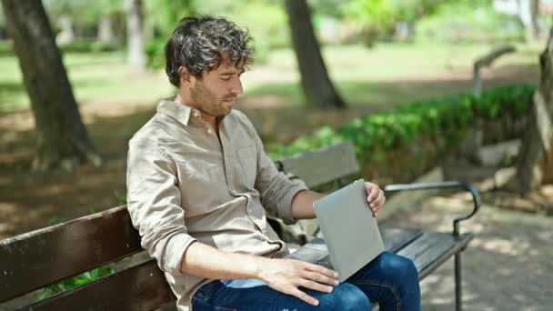Genç Spanyol Adam Parkta Bankta Dizüstü Bilgisayar Kullanıyor — Stok video