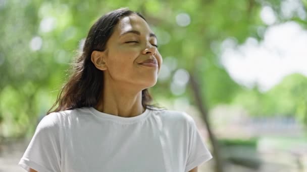 Mujer Afroamericana Sonriendo Confiada Respirando Parque — Vídeo de stock