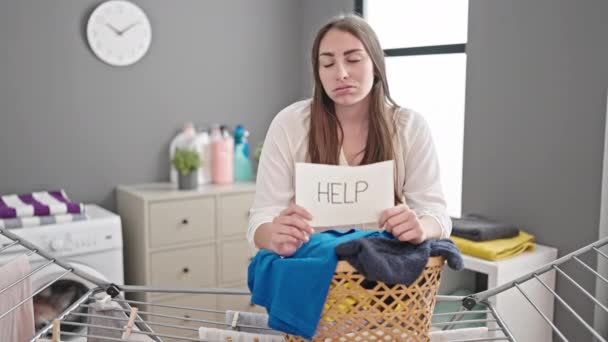 Çamaşır Odasında Çamaşır Ipinin Yanında Duran Yardım Kâğıdı Tutan Güzel — Stok video